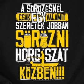 Sörözni horgászat közben férfi póló (Fekete)