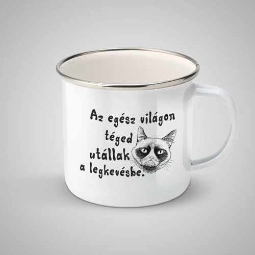 Az egész világon fém bögre
